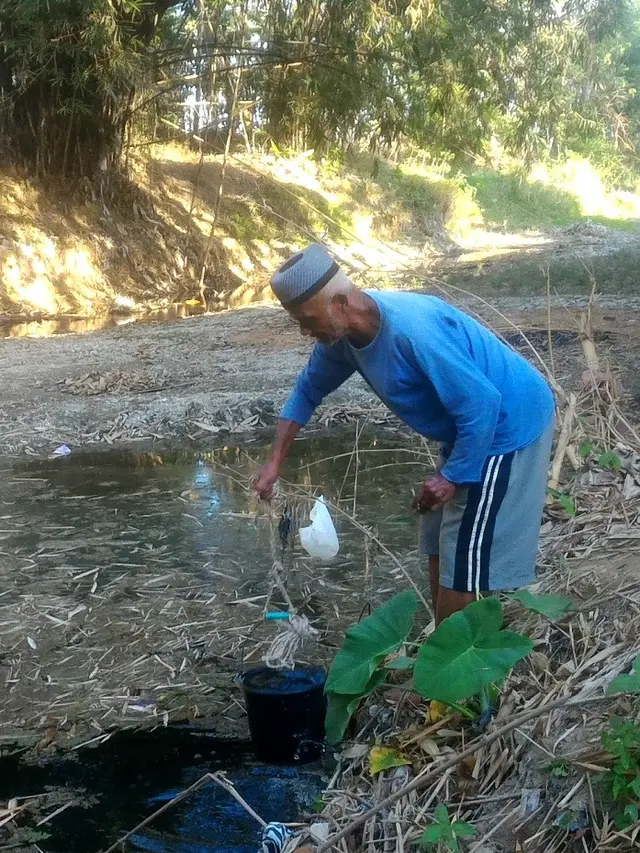 Warga mengambil air dari pinggir sungai lantaran sumur mengering di puncak kemarau. (Foto: Liputan6.com/Muhamad Ridlo)