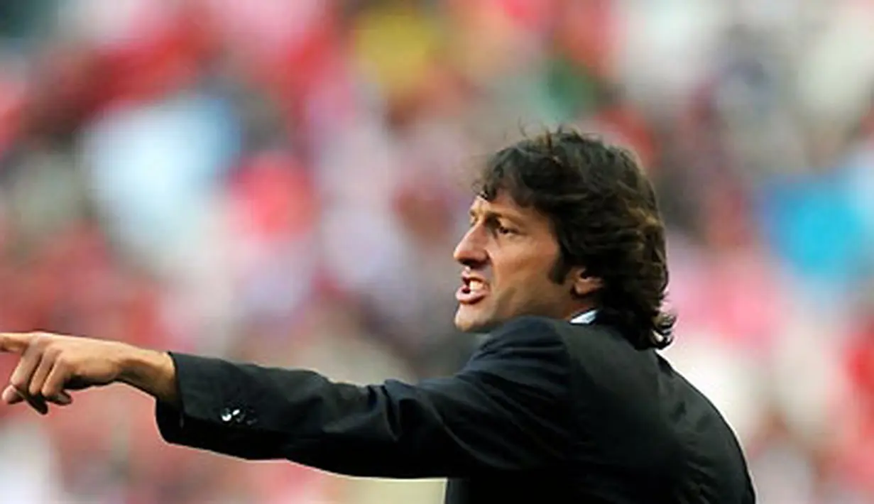 Pelatih AC Milan, Leonardo Araujo memberi instruksi buat anak asuhnya dalam laga persahabatan Eusebio Cup, menghadapi Benfica di Estadio Da Luz, Lisbon, 8 Agustus 2009. AFP PHOTO/FRANCISCO LEONG