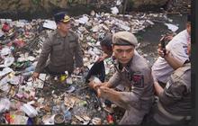 Ditegur Dedi Mulyadi, Wali Kota Depok Langsung Nyemplung Kali Bersihkan Sampah