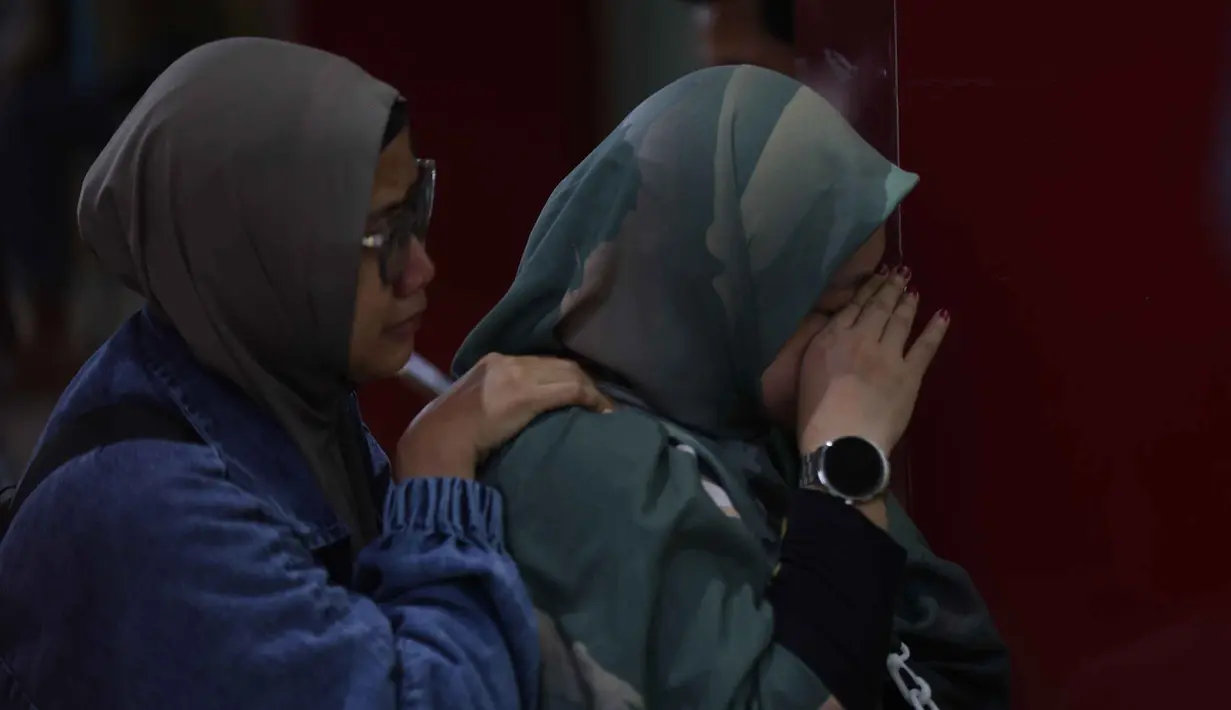 Salah satu keluarga korban kecelakaan kereta api, yang melibatkan KA Argo Bromo Anggrek dan KRL Commuter Line di Stasiun Bekasi Timur, saat menanti identifikasi jenazah korban di Rumah Sakit Polri Kramat Jati, Jakarta Timur, Selasa (28/4/2026). (Kapanlagi.com/Budy Santoso)