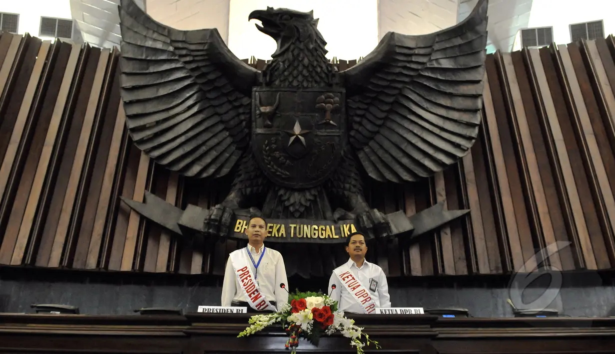 Sejumlah petugas melakukan gladi bersih pembukaan Konferensi Parlemen Asia Afrika, Jakarta, Rabu (22/4/2015). Tampak dua orang petugas berperan sebagai Presiden dan Ketua DPR (Liputan6.com/Andrian M Tunay) 