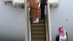 Raja Arab Saudi Salman bin Abdulaziz al-Saud turun dengan eskalator khusus, di Bandara Halim Perdanakusuma, Jakarta, Rabu (3/1). Presiden Joko Widodo (Jokowi) menyambut kedatangan Raja Salman di bawah pintu pesawat. (Liputan6.com/Fery Pradolo)