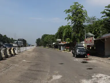 Suasana Rest Area KM 50 A yang ditutup secara permanen pada 20 Desember 2020 lalu di Tol Jakarta-Cikampek, Karawang, Kamis (24/12/2020). PT Jasa Marga menjelaskan alasan penutupan yang memang sudah direncanakan ditutup sejak Februari lalu. (Liputan6.com/Herman Zakharia)