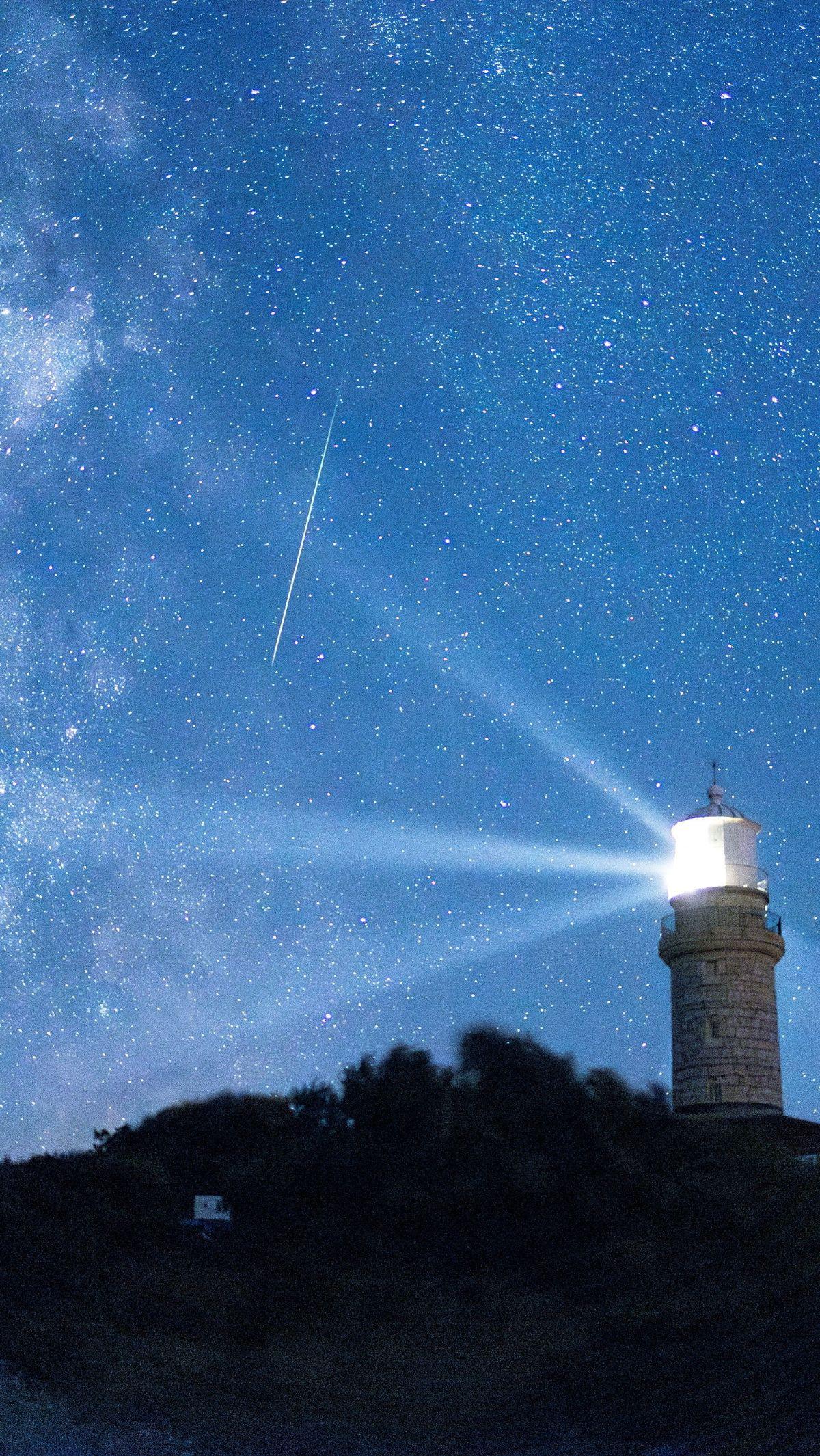 Seperti gambar ini, terlihat sebuah meteor melesat di langit malam selama hujan meteor Perseid tahunan di pulau Lastovo, Kroasia pada 12 Agustus 2023.
REUTERS/Antonio Bronic