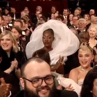 Penyanyi Tems jadi viral karena gaun awan dramatisnya di Oscar 2023. [Foto: Twitter/yabaleftonline).