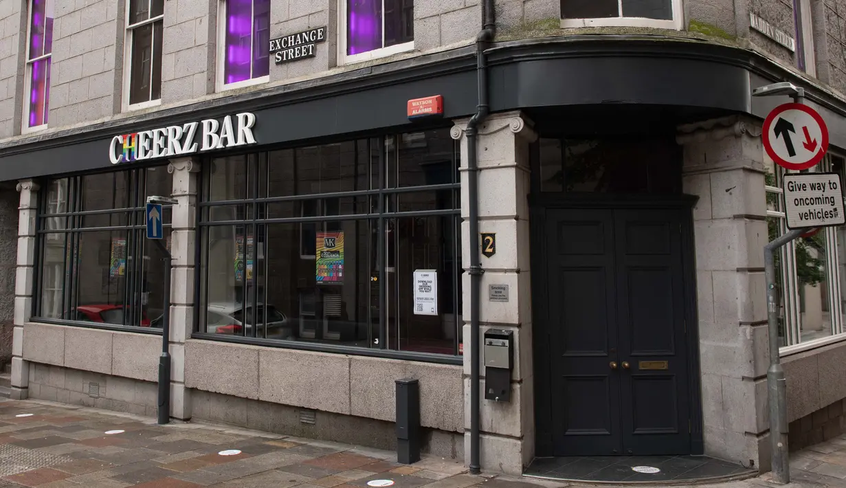 Pub ditutup di Aberdeen menyusul pemberlakuan lockdown atau penguncian wilayah setelah jumlah kasus virus corona melonjak di Skotlandia, Kamis (6/8/2020). Pemerintah Kota Aberdeen mencatat puluhan kasus virus korona baru dalam minggu ini. (Michal Wachucik / POOL / AFP)