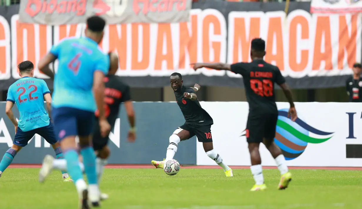 Begitupun dengan Makan Konate yang kesulitan menembus jantung pertahanan Sabah FC. (Bola.com/Ikhwan Yanuar)