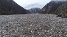 Sampah mengambang di sungai Drina dekat Visegrad, Bosnia, Jumat, 20 Januari 2023. Berton-ton limbah yang dibuang di tempat pembuangan sampah tepi sungai yang tidak diatur dengan baik atau langsung ke sungai-sungai di tiga negara Balkan Barat akhirnya menumpuk selama musim air tinggi di musim dingin dan musim semi, di belakang penghalang sampah di Sungai Drina, Bosnia timur. (AP Photo/Armin Durgut)