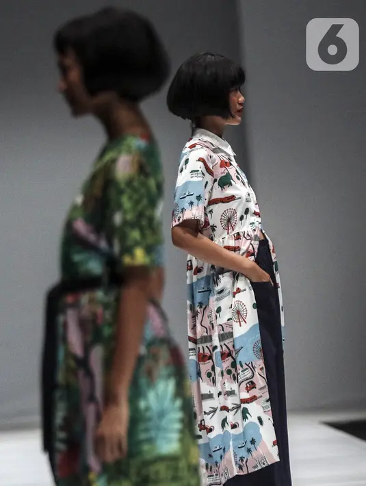Model berpose di catwalk Jakarta Fashion Week 2020 di Jakarta, Kamis (22/10/2019). Pekan mode terbesar se-Asia tenggara ini merupakan Gelaran tahunan ke-12 dan menampilkan lebih dari 270 label dan desainer baik dari dalam negeri dan luar negeri. (Liputan6.com/Johan Tallo)