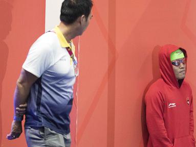 Aksi Aris perenang Indonesia yang berhasil meraih medali perak di nomor 100 meter gaya dada klasifikasi SB7 pada Asian Para Games 2018, Gelora Bung Karno Jakarta, Senin (8/10/2018).  (Bola.com/Peksi Cahyo)