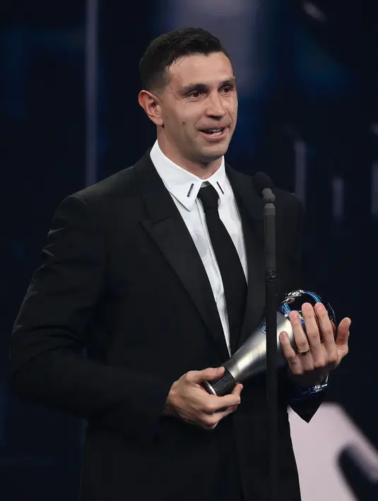 Penjaga gawang Argentina dan Aston Villa Emiliano Martinez memberikan pidato setelah menerima penghargaan Kiper Pria Terbaik FIFA dalam penganugerahan The Best FIFA Football Awards 2022 di Paris, Prancis, Senin (27/2/2023). Emiliano Martinez mengalahkan dua pesaingnya yakni Thibaut Courtois dan Yassine Bounou. (FRANCK FIFE / AFP)