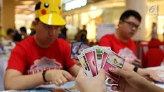 Para pecinta kartu pokemon bermain kartu The Pokémon Trading Card Game di  Kota Kasablanca, Jakarta, Kamis (8/8/2019). Di pasar global, permainan tukar kartu itu telah terjual sebanyak 27,2 miliar kartu hingga Maret 2019 dengan segmentasi anak-anak hingga dewasa. (Liputan6.com/Angga Yuniar)