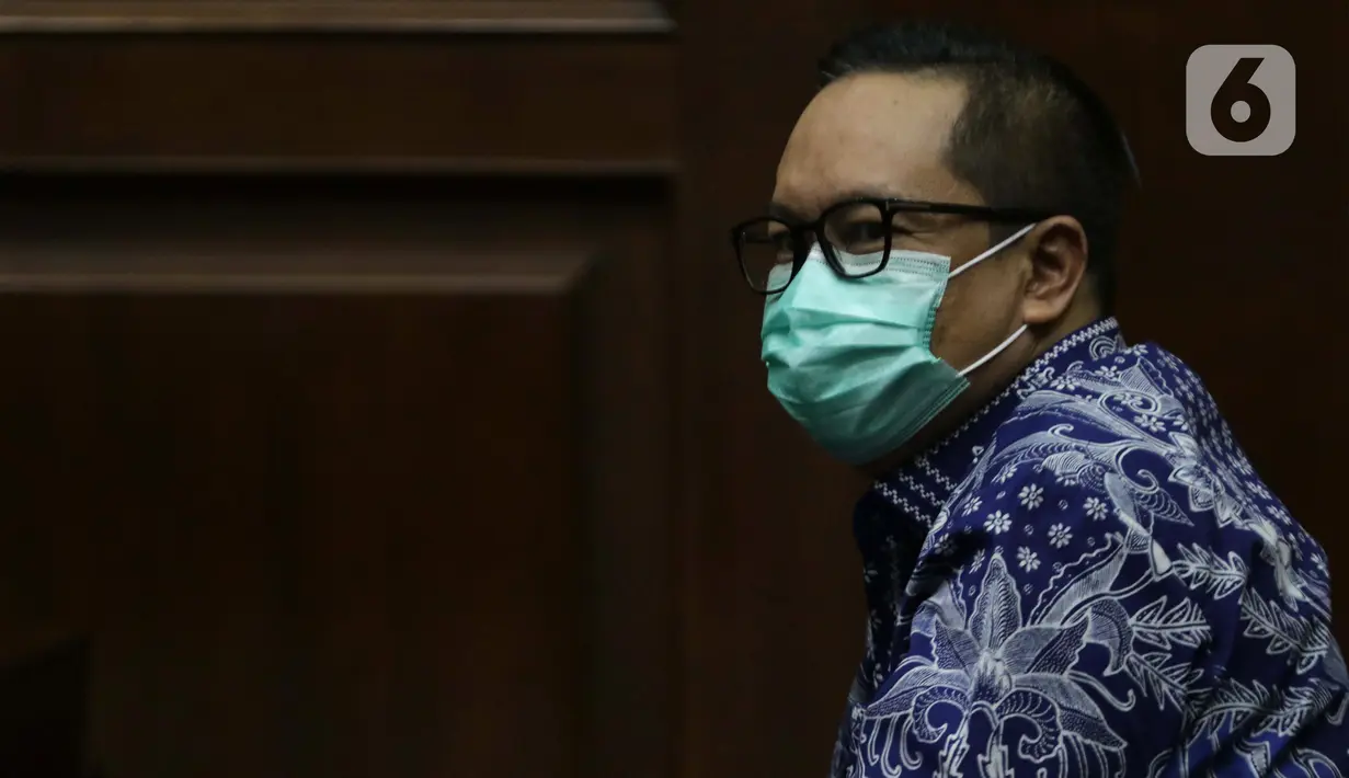 Terdakwa kasus dugaan suap penghapusan red notice atas nama Djoko S Tjandra, Brigjen (Pol) Prasetijo Utomo bersiap menjalani sidang pembacaan tuntutan di Pengadilan Tipikor Jakarta, Senin (8/2/2021). Prasetijo Utomo dituntut 2,5 tahun penjara, denda Rp 100 Juta. (Liputan6.comHelmi Fithriansyah)
