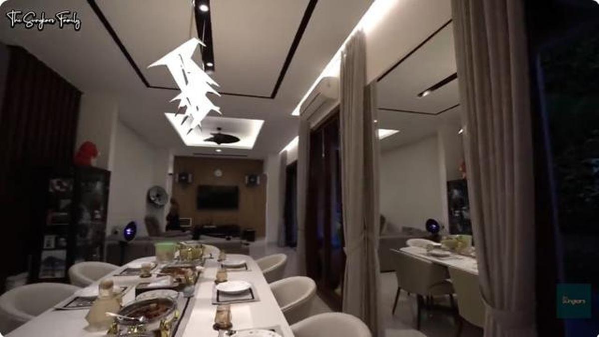 6 Potret Ruang Makan dan Dapur Rumah Cut Meyriska, Desain Elegan