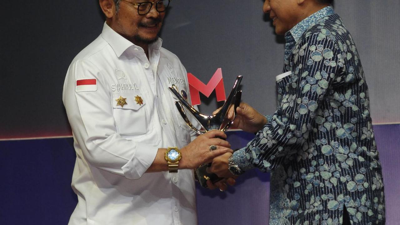 Direktur SCM Imam Sudjarwo (kanan) memberikan penghargaan kategori Program Inovatif untuk Negeri kepada Menteri Pertanian Syahrul Yasin Limpo pada acara Merdeka Award 2023 di SCTV Tower, Jakarta, Rabu (30/8/2023).<br>