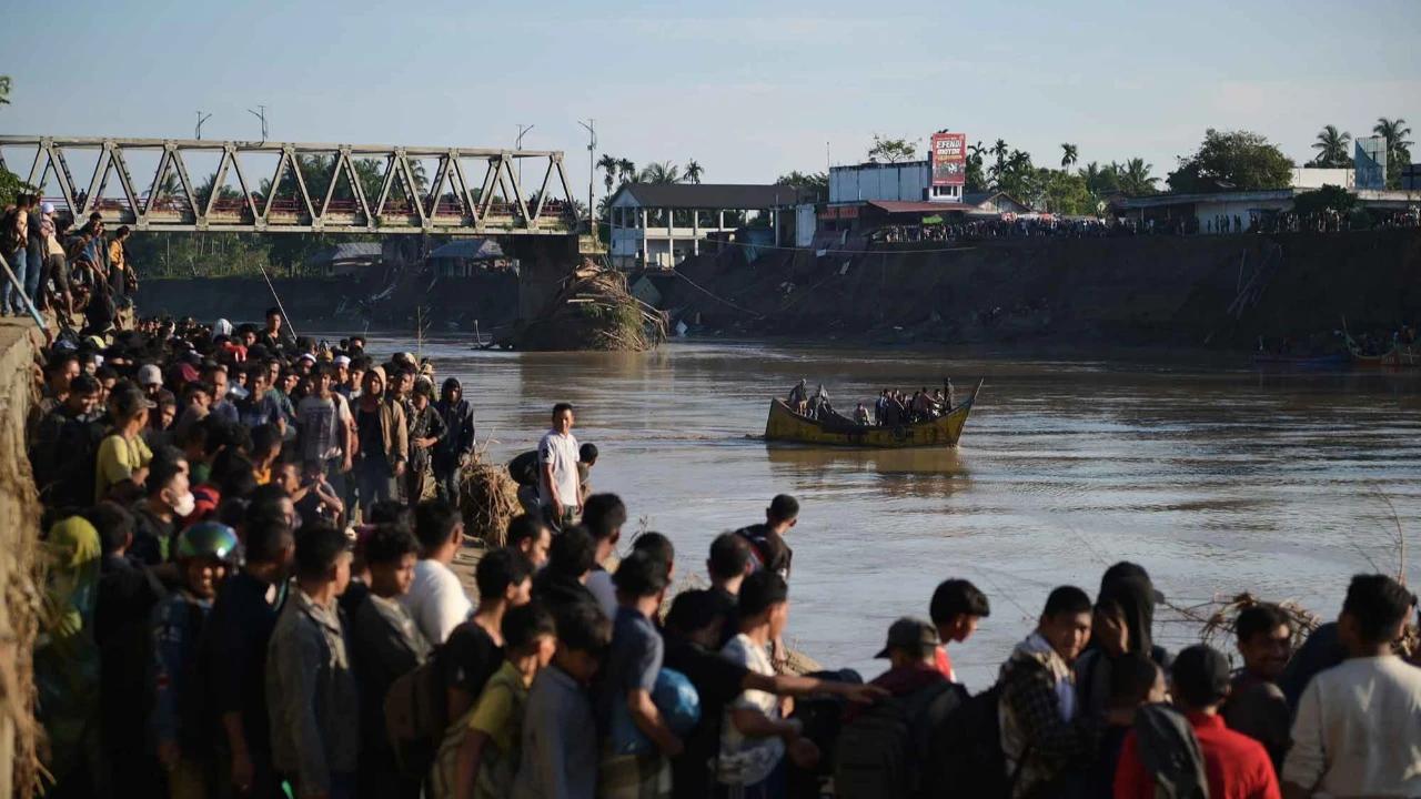 FOTO: Akses Terputus, Warga Bireuen Terisolasi Usai Banjir Besar Hancurkan Sembilan Jembatan