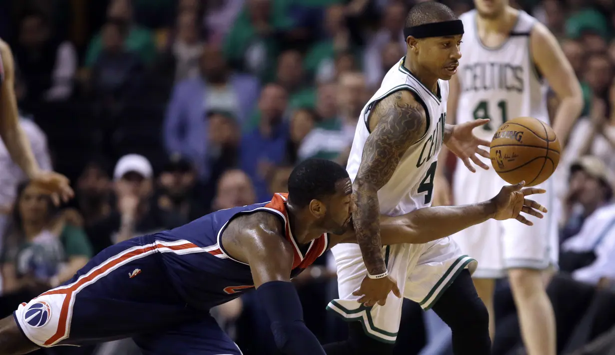 Pemain Boston Celtics, Isaiah Thomas (kanan) menggiring bola melewati kejaran pemain Washington Wizards, John Wall pada gim ketujuh semifinal NBA Wilayah Timur di TD Garden, Boston, (15/5/2017). Boston Celtics menang 115-105. (AP/Charles Krupa)