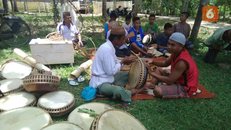 Pengrajin alat musik tradisional Gorontalo. (Arfandi Ibrahim/Liputan6.com)