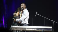 Raisa menangis di pelukan Brian McKnight 