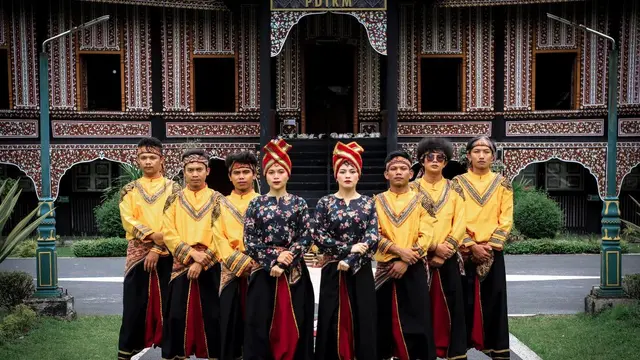Sekelompok anak muda dari Lab Art Project yang tampil di Mongolia di ajang Asia Folk 2023