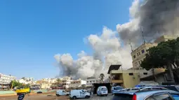 Serangan udara Israel yang menghantam markas pemerintah kota Nabatieh, Lebanon selatan pada Rabu (16/10/2024). (Abbas Fakih/AFP)