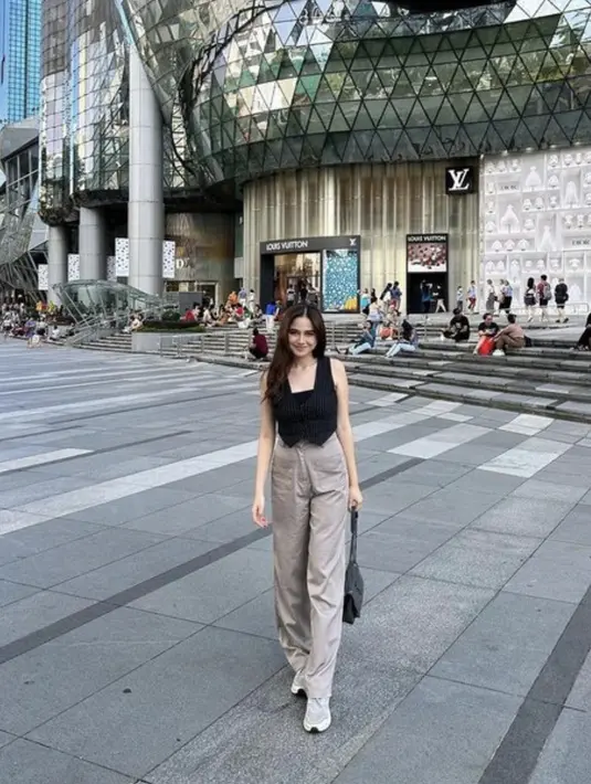 Celana cargo dan vest hitam juga berhasil hadirkan kesan maksimalis pada gaya.  [Foto: Instagram/ Syifa Hadju]