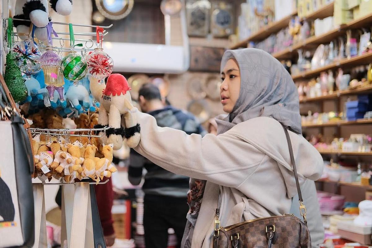 Potret Oki Setiana Dewi Asyik Belanja di Pasar Khan El Khalili