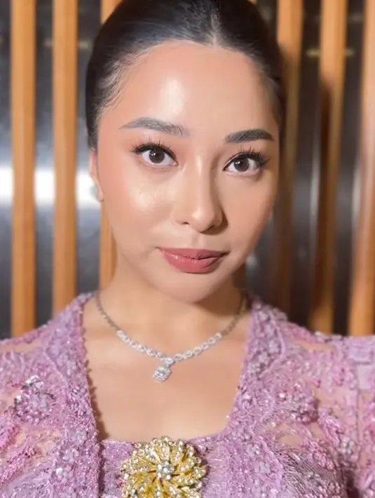 Satu lagi yang tak luput dari perhatian, pulasan makeup flawless dalam rona soft pink hasil tangan dingin MUA @melinathemua, yang sukses memancarkan aura ‘pregnancy glow’ dari bumil satu ini. [@nikitawillyofficial94/@melinathemua]