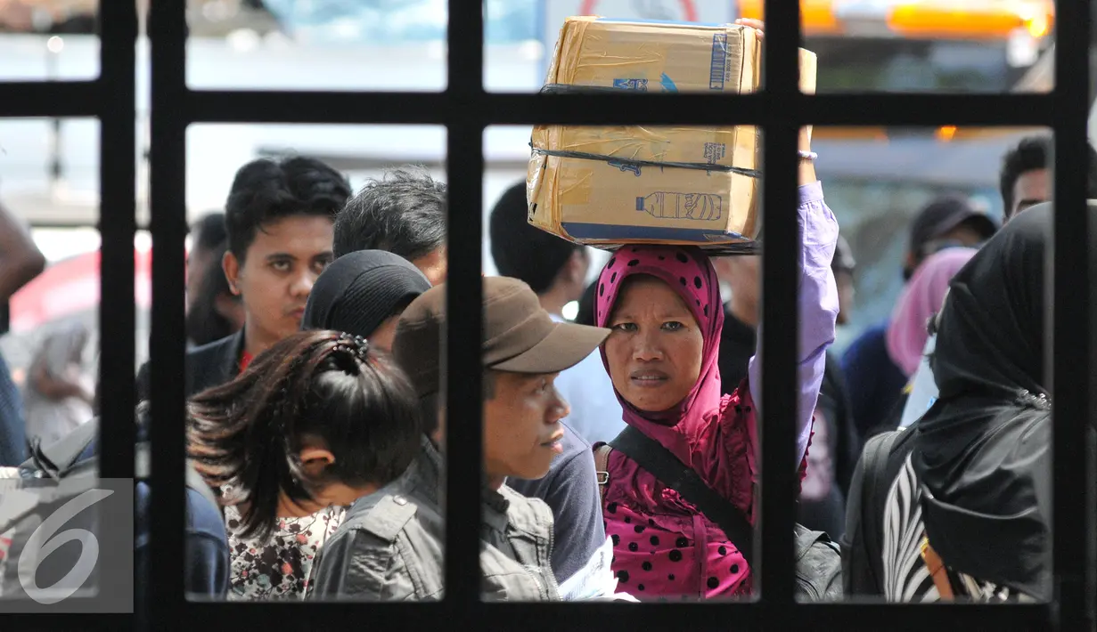 Pemudik masih meramaikan Stasiun Senen pada H+3 Lebaran, Jakarta, Senin (20/7/15). Para pemudik berencana pulang kampung pada H+3 karena tidak mendapatkan tiket sebelum Lebaran. (Liputan6.com/Herman Zakharia)