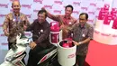 (Ki-ka) Dirjen Migas I Gusti Nyoman Wiratmaja, Direktur Pemasaran Pertamina Ahmad Bambang, SVP Non Fuel Marketing Pertamina Taryono dan Komisaris Utama Pertamina Tanri Abeng saat peluncuran Bright Gas di Jakarta, Jumat (23/10). (Liputan6.com/Angga Yuniar)