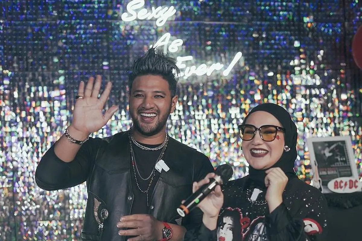 8 Potret Kompak Ammar Zoni dan Irish Bella Bergaya Rocker di Pesta Ulang Tahun
