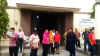 Wakil Wali Kota Semarang Hervearita Gunaryati Rahayu saat mengecek bangunan milik Dinas Pendidikan Provinsi Jateng yang rusak atapnya. (Liputan6.com/Felek Wahyu)