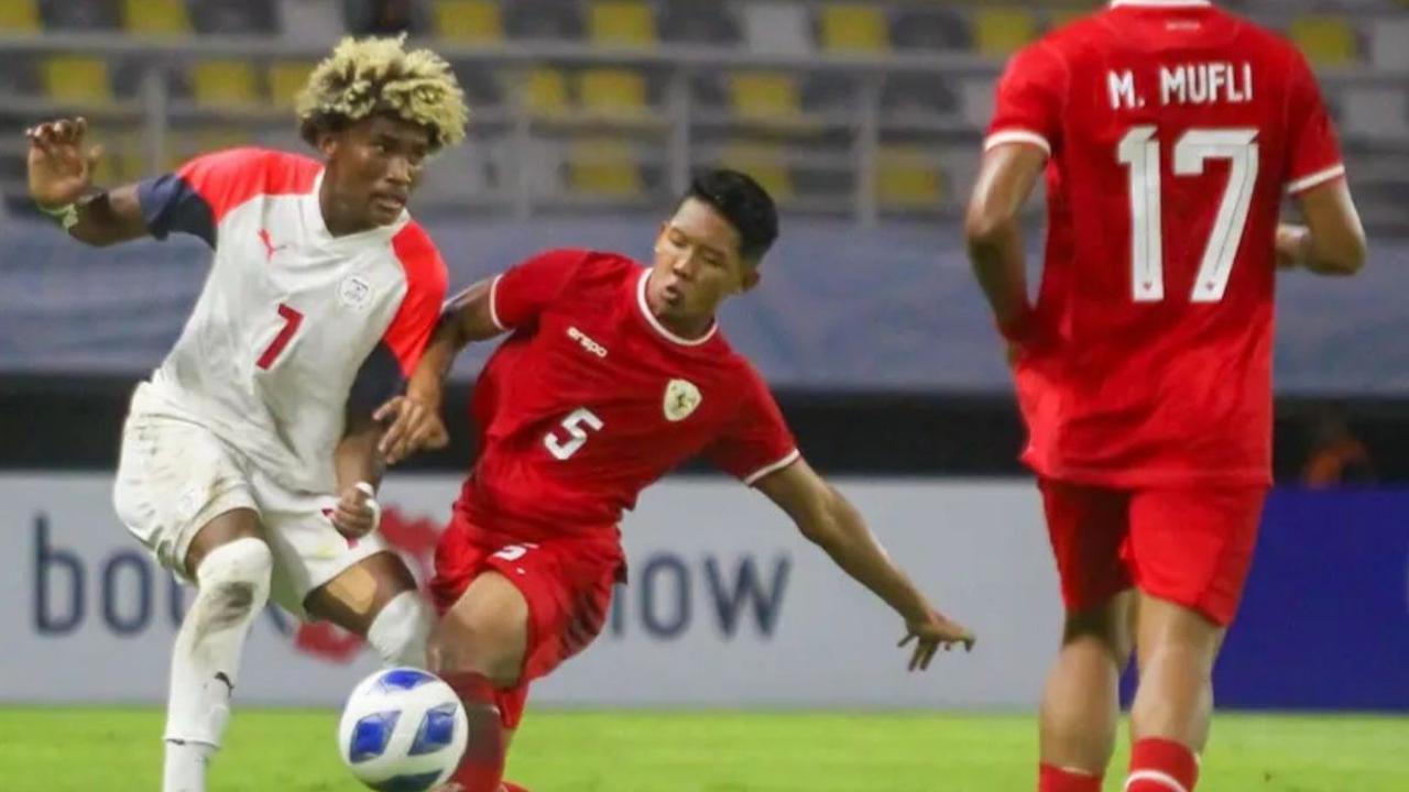 Gol pasukan Indra Sjafri dihasilkan melalui brace Iqbal Gwijangge dan Arlyansyah Abdulmanan ditambah masing-masing satu gol dari Kadek Arel dan Jens Raven. (Bola.com/Aditya Wany)