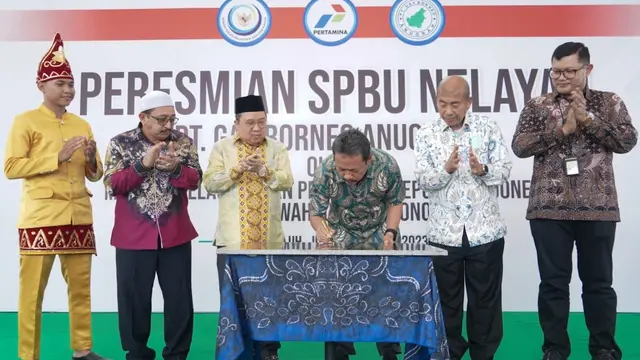 Menteri Kelautan dan Perikanan Sakti Wahyu Trenggono meresmikan SPBU khusus nelayan di Kabupaten Banjar, Kalimantan Selatan. (Dok KKP)