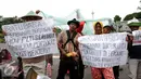Beberapa warga melakukan unjuk rasa di depan Istana Negara, Jakarta, Senin (17/1). Dalam aksinya, mereka menolak pembangunan mega proyek Pembangkit Listrik Tenaga Uap (PLTU) di Cirebon. (Liputan6.com/Helmi Fithriansyah)