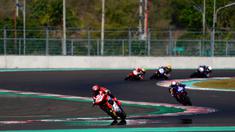 Pembalap Astra Honda Racing Team, Rheza Danica Ahrens (kiri), memacu motor Honda CBR 250 RR dalam sesi latihan bebas hari pertama seri Asia Road Racing Championship (ARRC) 2023 kelas AP250  di Sirkuit Mandalika, Lombok, Jumat (11/08/2023). Rheza berhasil menempati posisi pertama dengan catatan waktu 1 menit 47,149 detik. (Dok. AHRT)