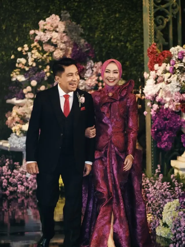 Alya Rohali Pakai Gaun Merah saat Hadiri Pernikahan Sang Putri