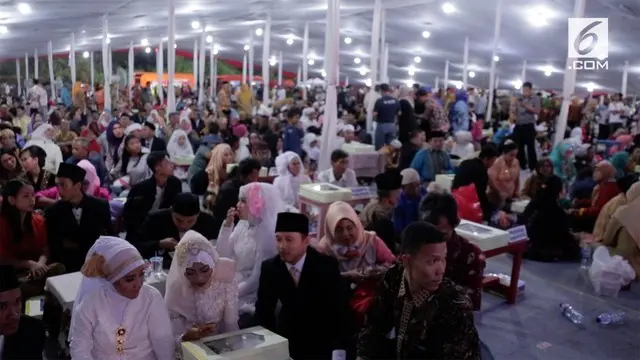 Pemprov DKI menggelar acara pernikahan massal untuk menyambut pergantian tahun. Acara ini diikuti oleh ratusan pasangan dari berbagai penjuru Jakarta.