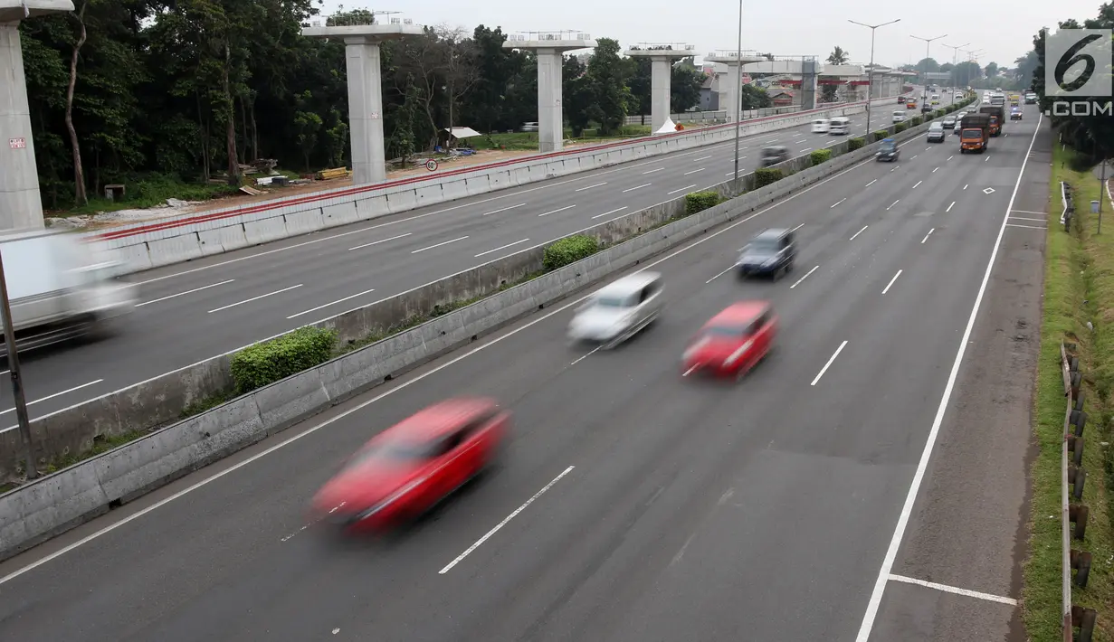 Kondisi arus lalu lintas di Jalan Tol Jakarta-Cikampek, Selasa (13/3). Secara keseluruhan, dampak kebijakan penurunan kendaraan rata-rata mencapai 35 persen atau 2.783 kendaraan selama tiga jam pemberlakukan kebijakan. (Liputan6.com/Arya Manggala)