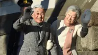 Kaisar Jepang Akihito dan Permaisuri Michiko seusai berjalan-jalan di pantai dekat Hayama Imperial Villa, Prefektur Kanagawa, Senin (21/1). Akihito akan menjadi kaisar pertama yang turun takhta dalam 200 tahun terakhir. (Kazuhiro NOGI/AFP)