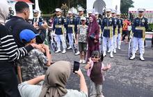 Antusiasme Warga Saksikan Serah Terima Paspampres Istana Merdeka Jadi Atraksi Rutin