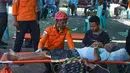 Sorang pasien korban gempa NTT mendapatkan perawatan sembari menunggu evakuasi menggunakan helikopter di Lamba Leda Utara, Nusa Tenggara Timur, Selasa, 18 Agustus 2026. (Basarnas)