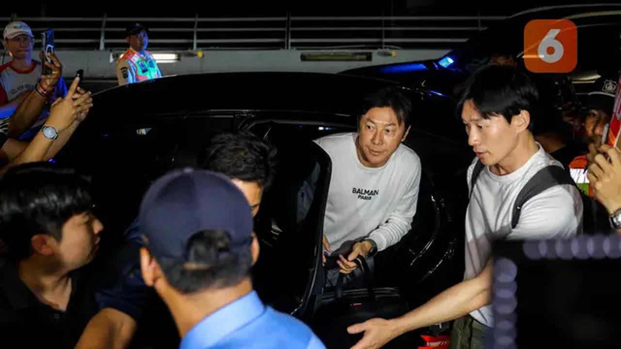 Foto: Pulang ke Korea Selatan, Shin Tae-yong Dilepas dengan Meriah oleh Masyarakat dan Suporter Indonesia