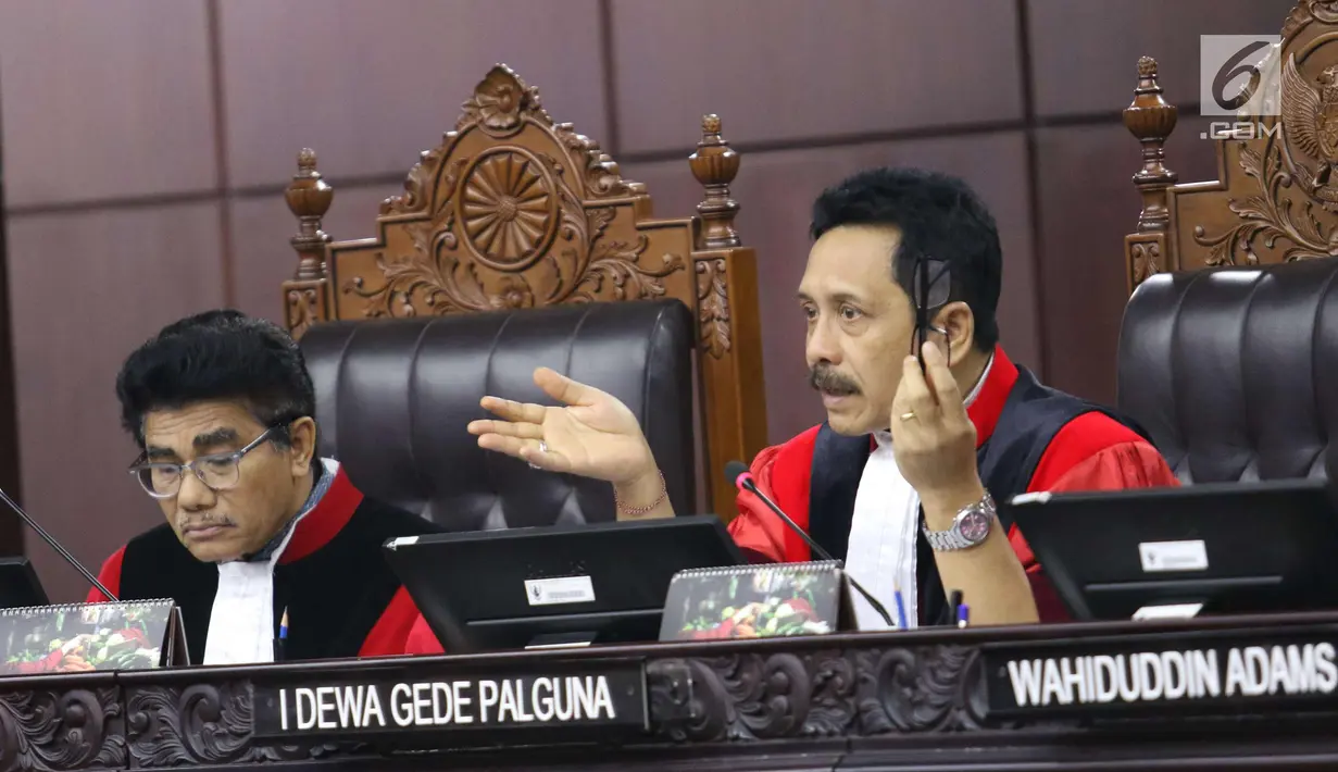 Ketua Hakim Mahkamah Konstitusi I Dewa Gede Palguna saat sidang uji UU BUMN di Jakarta, Senin (5/3). MK mengelar sidang pengujian UU No 19 tahun 2003 tentang Badan Usaha Milik Negara dengan agenda pemeriksaan pendahuluan. (Liputan6.com/Angga Yuniar)