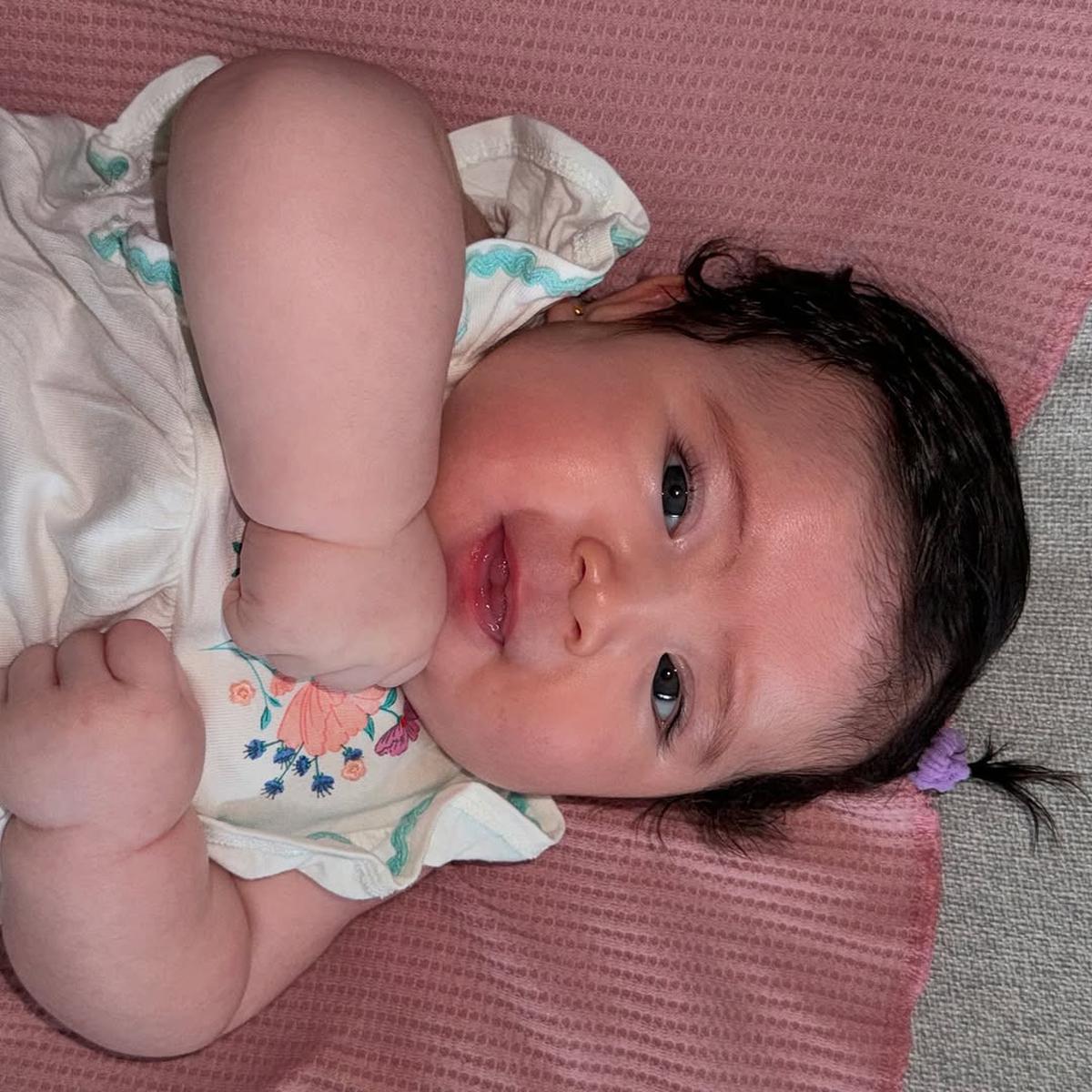 7 Potret Jessica Iskandar Selfie Bareng Baby Hagia, Ibu dan Anak Sama Cantiknya