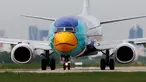 Pesawat Nok Air, bergambar seperti bebek, bersiap lepas landas di Bandara Don Muang, Bangkok, 29 Juni 2016. Nok Air adalah maskapai penerbangan bertarif murah yang berpusat di Bangkok, Thailand. (REUTERS/Chaiwat Subprasom)