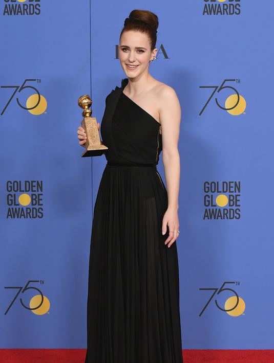 Rachel Brosnahan berpose dengan penghargaan Aktris Terbaik dalam Serial televisi, Komedi atau Musikal untuk serial "The Marvelous Mrs. Maisel" di Golden Globe Awards 2018 di Beverly Hills, California (7/1). (Kevin Winter/Getty Images/AFP)
