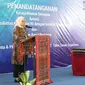 Menteri Ketenagakerjaan, Ida Fauziyah, saat memberikan sambutan pada acara penandatanganan Nota Kesepahaman antara BBPLK Medan dengan Institut Teknologi Del dan Penandatanganan Perjanjian Kerja Bersama Ditjen Binapenta dengan PT. Toba Tenun Sejahtera, di Kabupaten Toba Samosir.