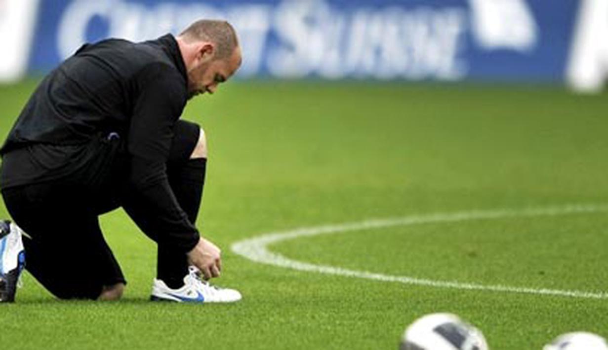 Striker Manchester United dan Inggris sedang menjalani latihan selang sehari sebelum partai kualifikasi Euro 2012 melawan Swiss di Basel pada 7 September 2010. AFP PHOTO/FABRICE COFFRINI