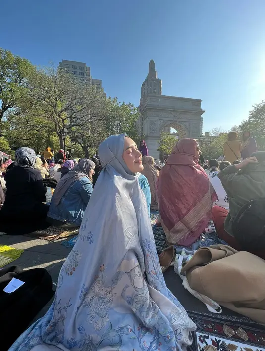 Momen sholat Ied dengan mukena biru bermotif yang sangat cantik pun terlihat di salah satu unggahannya. Beby Tsabina tampak membagikan momen sholat Iednya di lapangan, di bawah sinar matahari, di New York. Foto: Instagram.